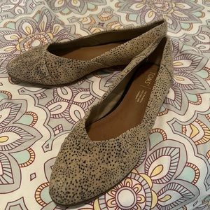 NWOT Suede animal print Toms comfort flats